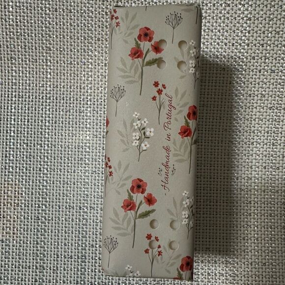 Vila Cardillium Wild Poppy Scented Soap with Oatmeal Exfoliant 1 Bar - Picture 3 of 8